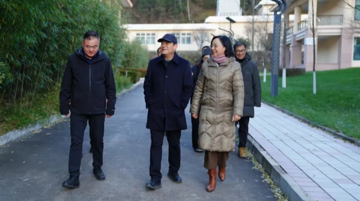 11月18日，甘肅文旅集團(tuán)黨委書(shū)記、董事長(zhǎng)石培文帶隊(duì)赴天水和諧園如驛部落開(kāi)展冬季運(yùn)營(yíng)調(diào)研，集團(tuán)黨委副書(shū)記、總經(jīng)理馬文玫，副總經(jīng)理金世勝及總部相關(guān)部門(mén)負(fù)責(zé)人一同調(diào)研。石培文一行深入天水和諧園如驛部落住宿